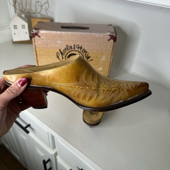 **SOLD**Charlie 1 Horse Women’s Size 9 Leather Western Mules Tan Tolled Slip - Picture 6 of 9